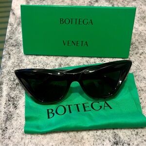 Bottega Veneta BV1101S Dramatic Cateye Sunglasses (Black)